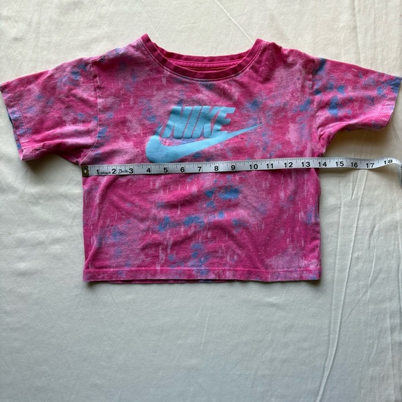 Nike Girls cotton shorts set fuchsia tie-dye  boxy shirt and blue biker shorts - Picture 2 of 16